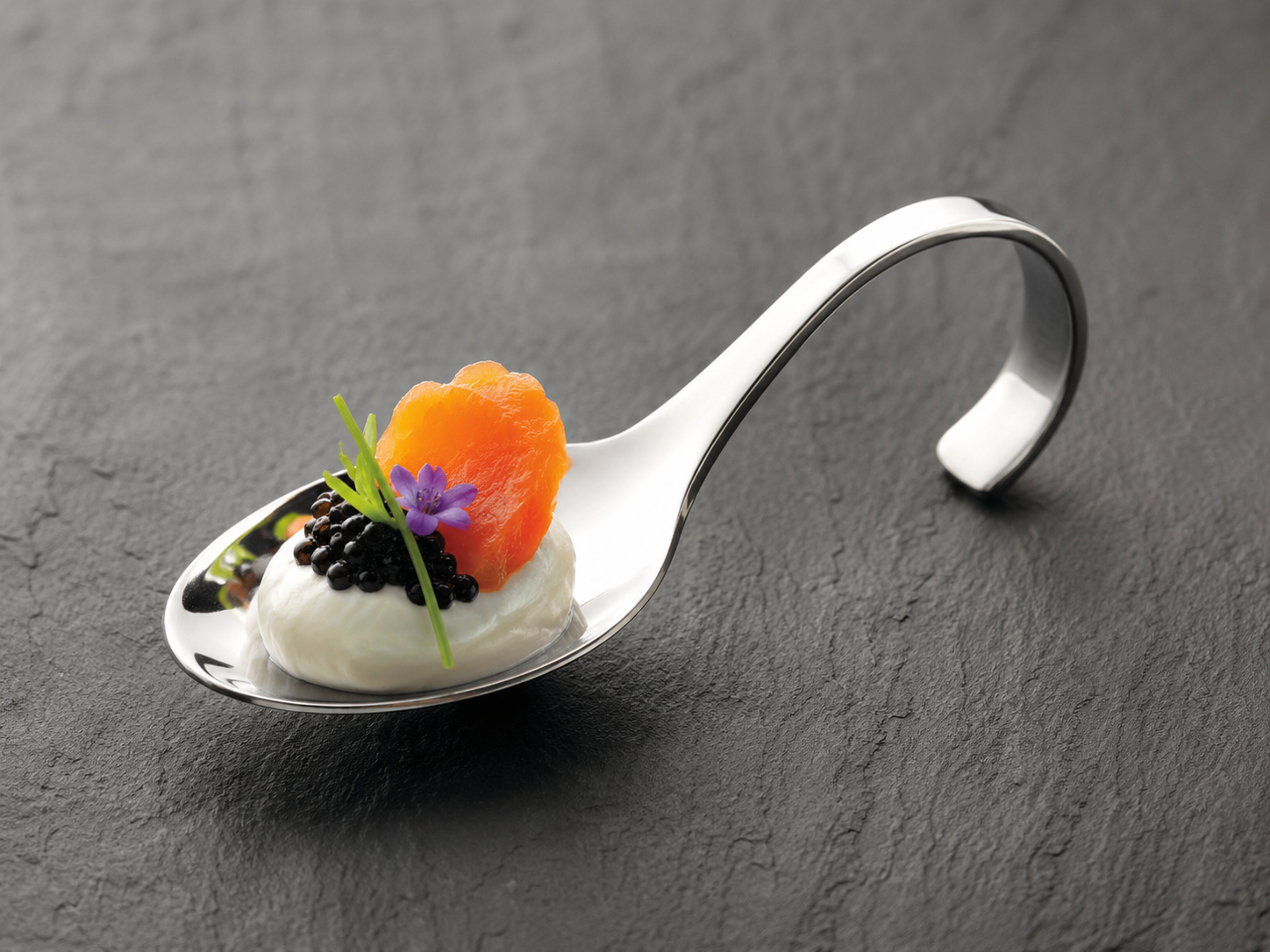 Kleiner Amuse-Bouche-Löffel mit einer fein angerichteten Speise.