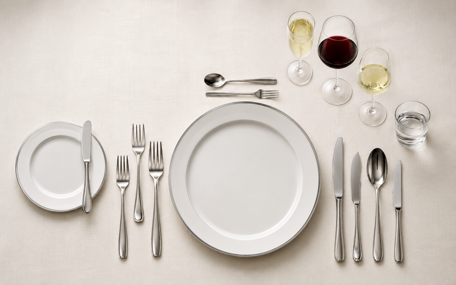 Beispiel für ein umfangreiches Vier-Gang-Menü-Gedeck im Restaurant