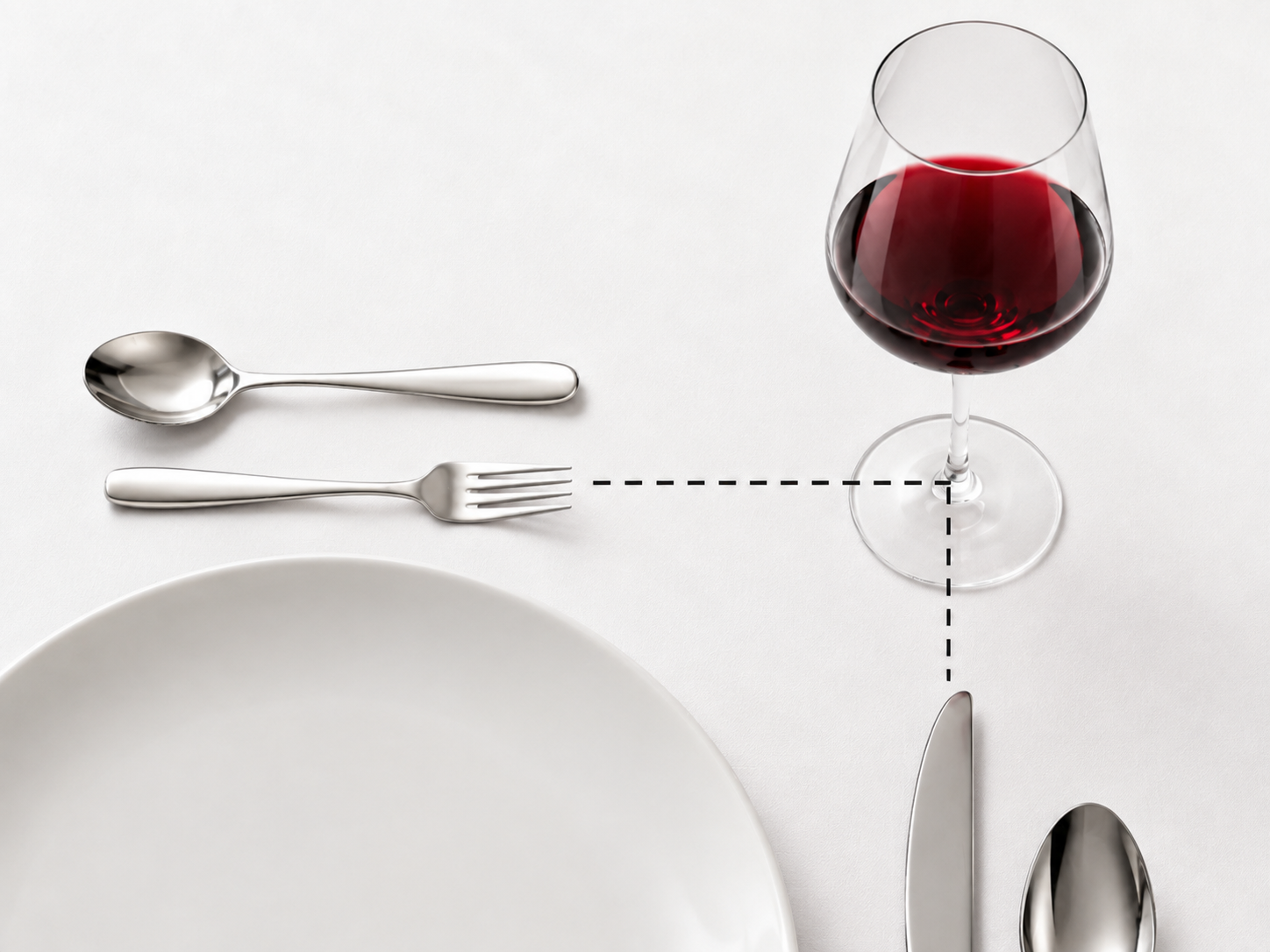 Ausrichtung des Richtglases oberhalb der rechten Seite eines Restaurantgedecks