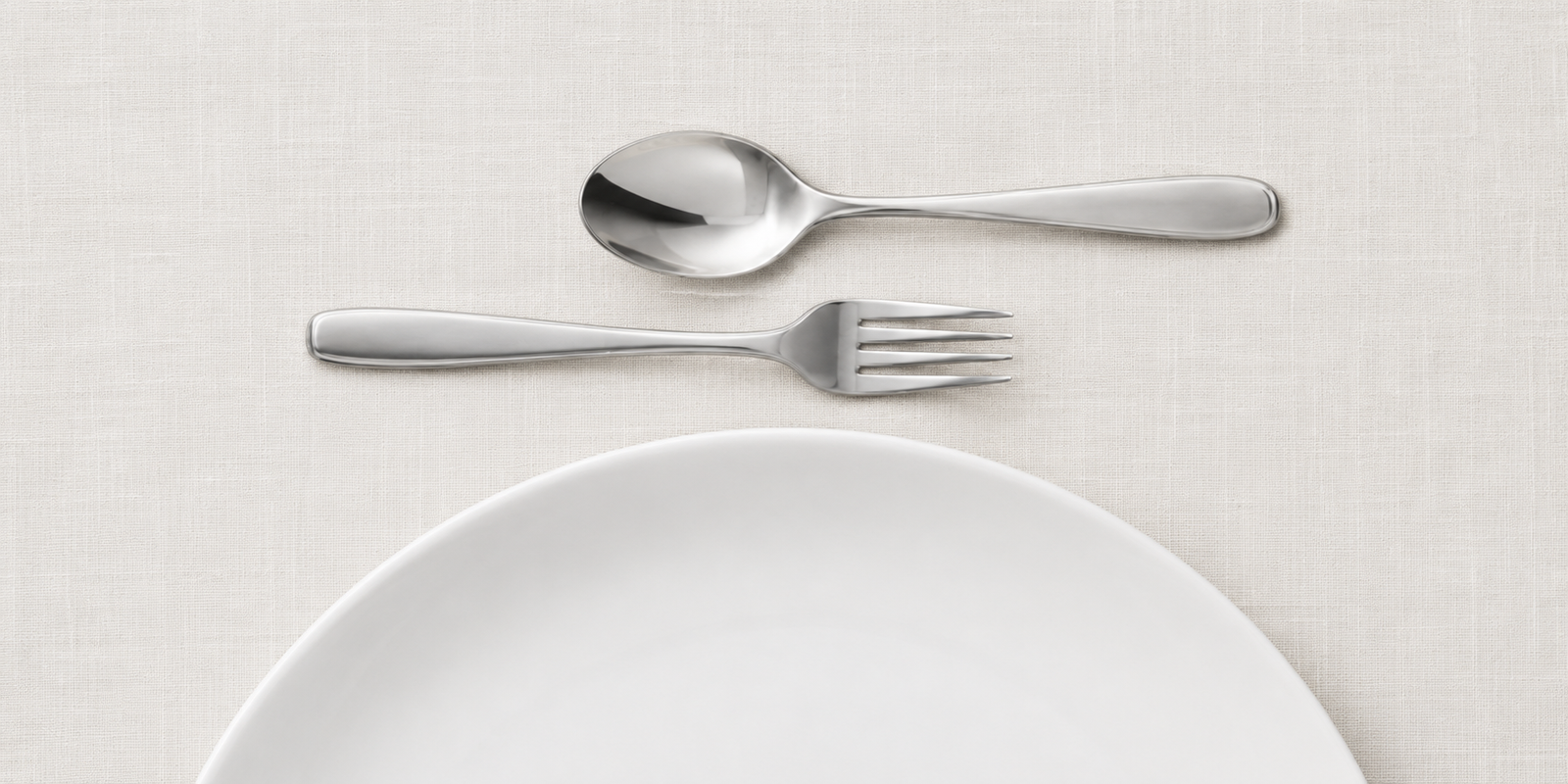 Dessertgabel nach links und Dessertlöffel nach rechts heruntergezogen