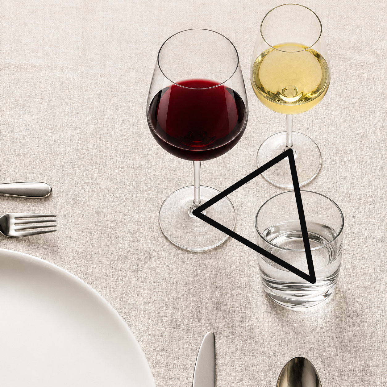 Restaurantgläser in Dreiecksform angeordnet