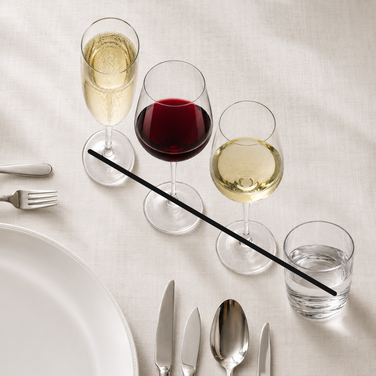 Restaurantgläser in einer Linie angeordnet